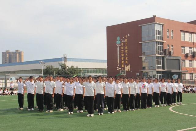雷竞技【RAYBET】西安市临潼中学举行2024级国防教育总结表彰大会暨军训闭营会操(图4)