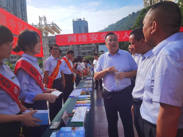 金融为民谱新篇 守护权益防风险——旬阳农商银行扎实开展2024年“金融教育宣传月”集中宣RAYBET(雷竞技)传活动(图2)