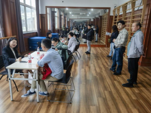 10所学校校（园）长、老师和居民面对面 半淞园路街道开展教育咨询进社区公益活动雷竞技(RAYBET)(图2)